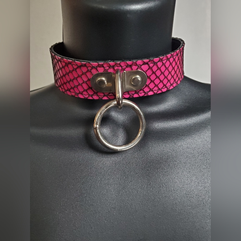 Women's O-ring Choker pink/black fishnet